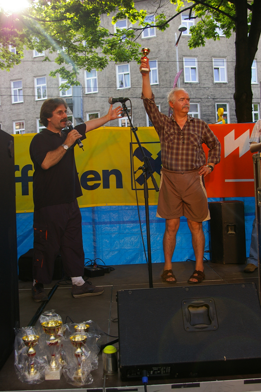 Pokal�bergabe an Franz f�r den Sieg beim Torwandfu�ball