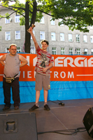 Pokalbergabe an Patrik fr den Sieg beim Dosenschieen
