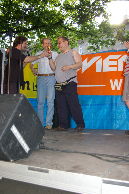 Pokal�bergabe an Michael f�r den zweiten Platz im Quizspiel