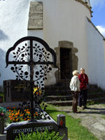 Maria & Irene vor dem Karner