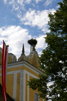 Storchennest rechts neben dem Haupteingang