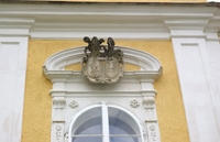 Wappen oberhalb des Haupteinganges