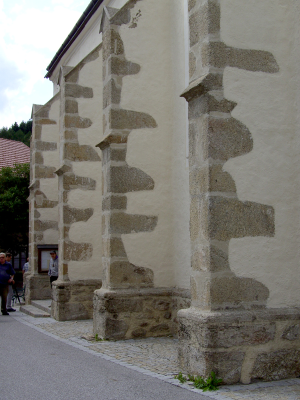 Strebepfeiler und Pultd�cher mit Spitzgiebel