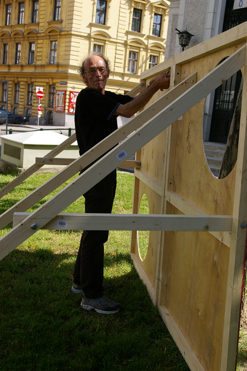 Gerhard baut die Torwand f�r Sonntag zusammen 