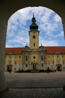 Stift Seitenstetten - Blick durch den Torbogen