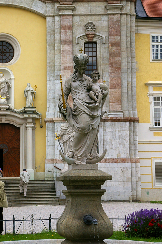 Stift Seitenstetten - Brunnen im Innenhof