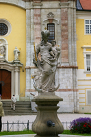 Stift Seitenstetten - Brunnen im Innenhof