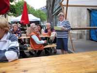 Grete verkauft fleiig Tombola-Lose