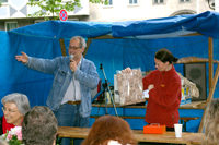 Olga und Manu bei der Versteigerung