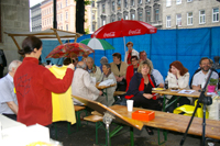 Olga und Manu bei der Versteigerung 