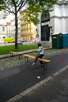 Alexandra meistert das Hindernis