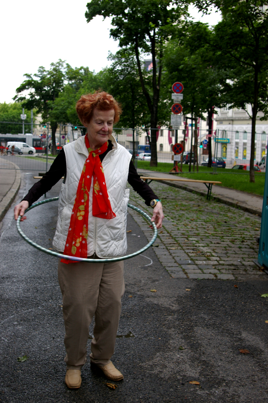 Traude und der Hula Hoop-Reifen