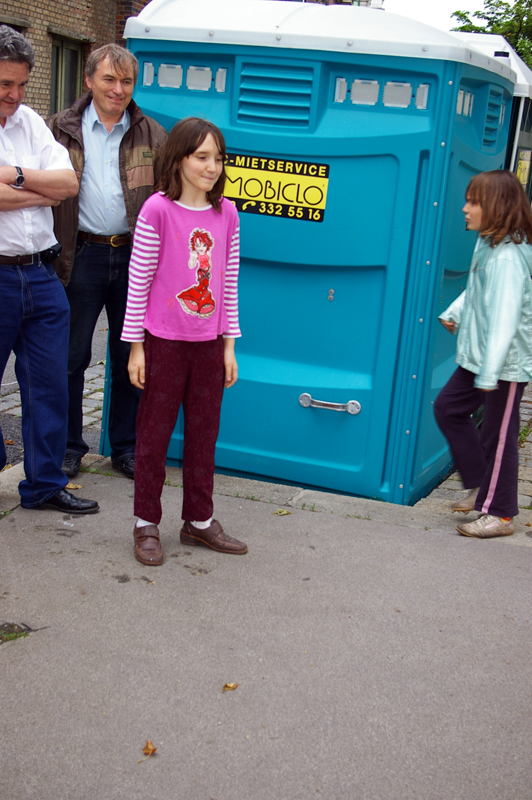 Isabella schau gespannt auf den W�rfel