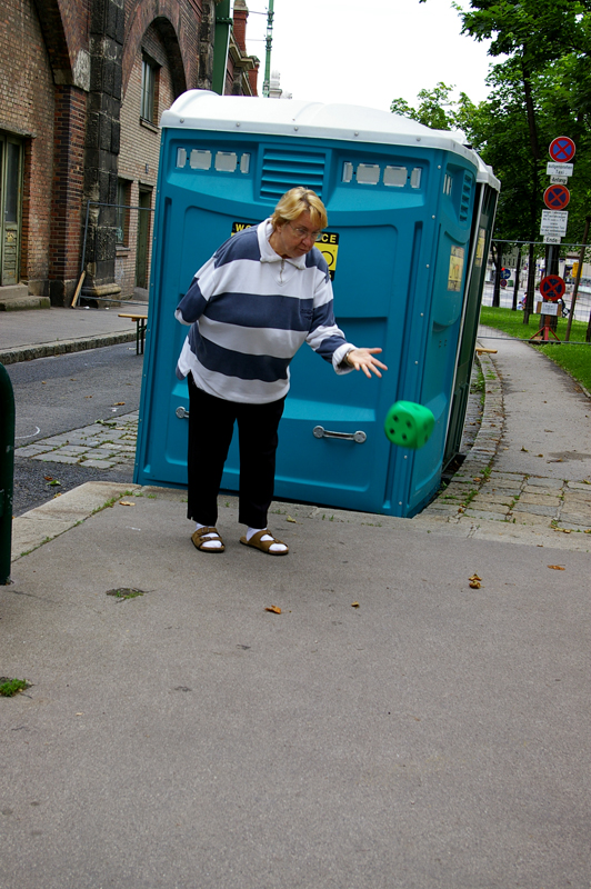 Brigitta beschw�rt den W�rfel