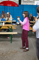 Isabella bekommt den Pokal fr den Sieg