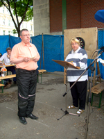 Zweites Halbfinale: Brigitta, Hubertus und Reinhard lauschen dem Quizmaster